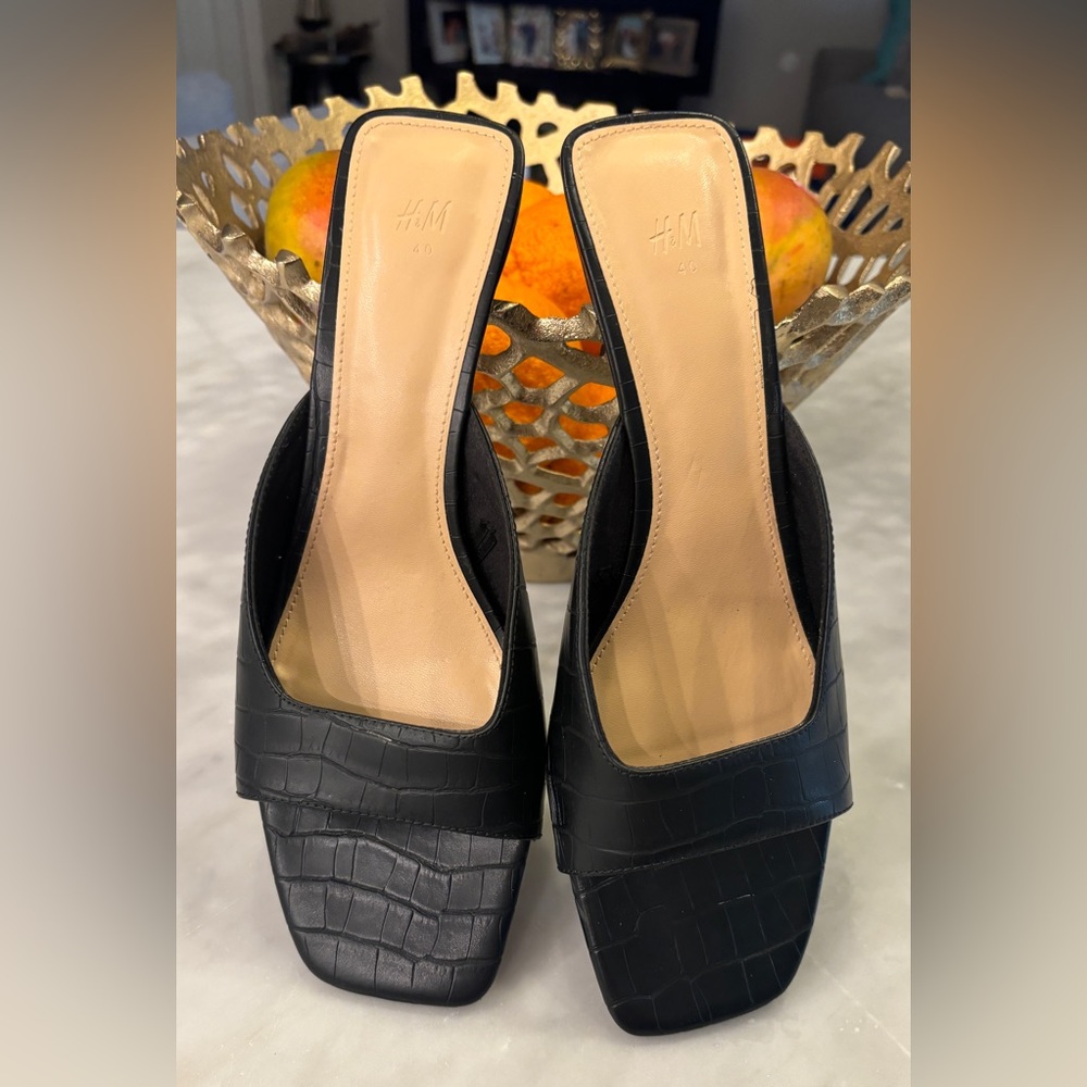 H&M Faux Croc-Embossed Minimalist Sandal Size 40 (9). EUC